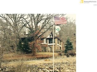 401 Lake Forest Dr, Bonner Springs, KS 66012