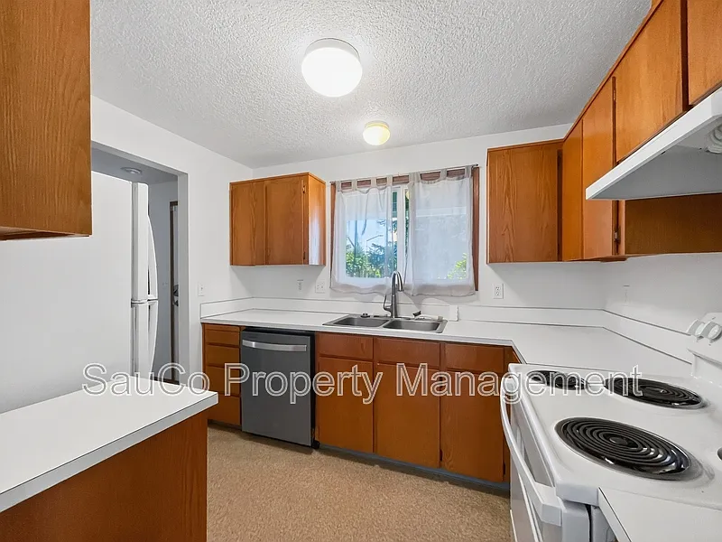 3 bed, 2.0 bath, 1054 sqft, $2,200 — Photo 3