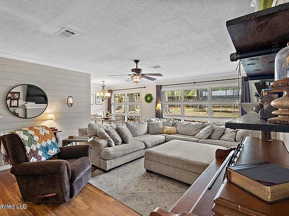 5th image of 203 Cedar Lane Dr