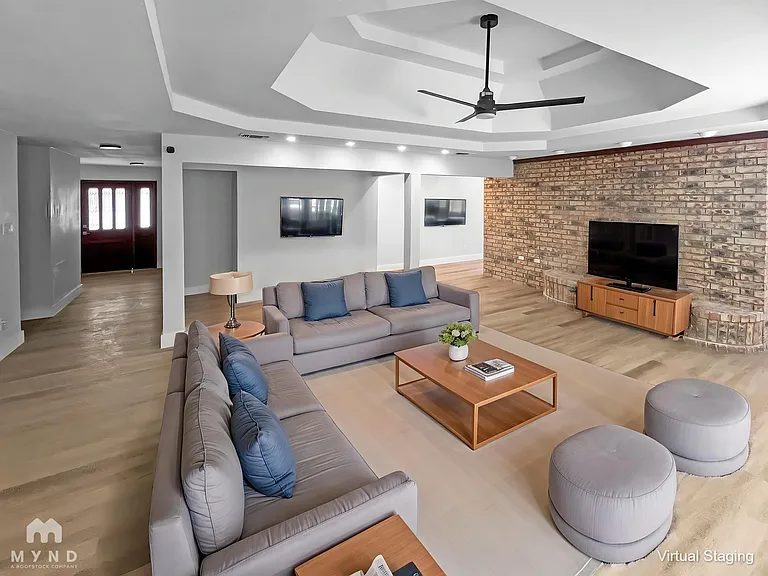 1215 Spring Lake Dr — Photo 2