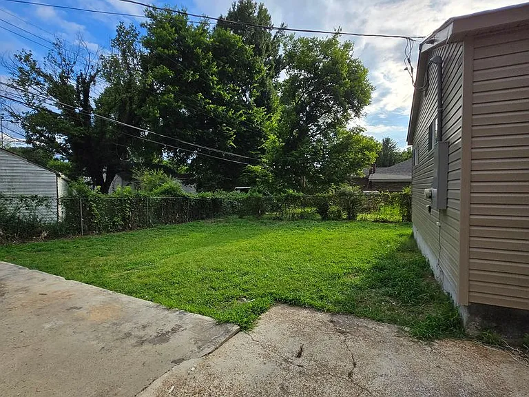 1947 Clovia Ln — Photo 16
