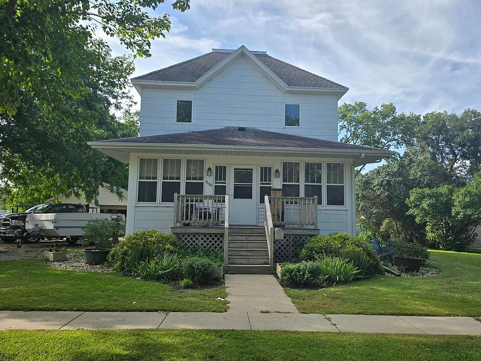 1st image of 606 3rd St SW