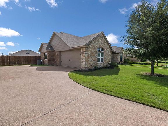 4th image of 1005 Queen Elizabeth Dr
