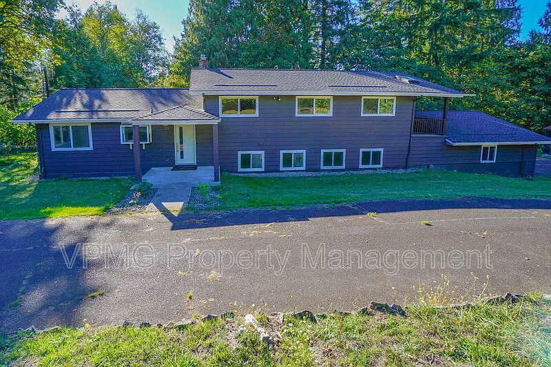 4 bed, 3.0 bath, 2876 sqft, $3,795 — Photo 2