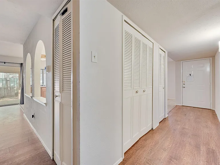 1429 Whitehall Dr — Photo 3