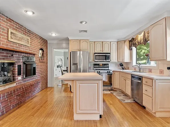 15 Juniper Rd, Fitchburg, MA 01420