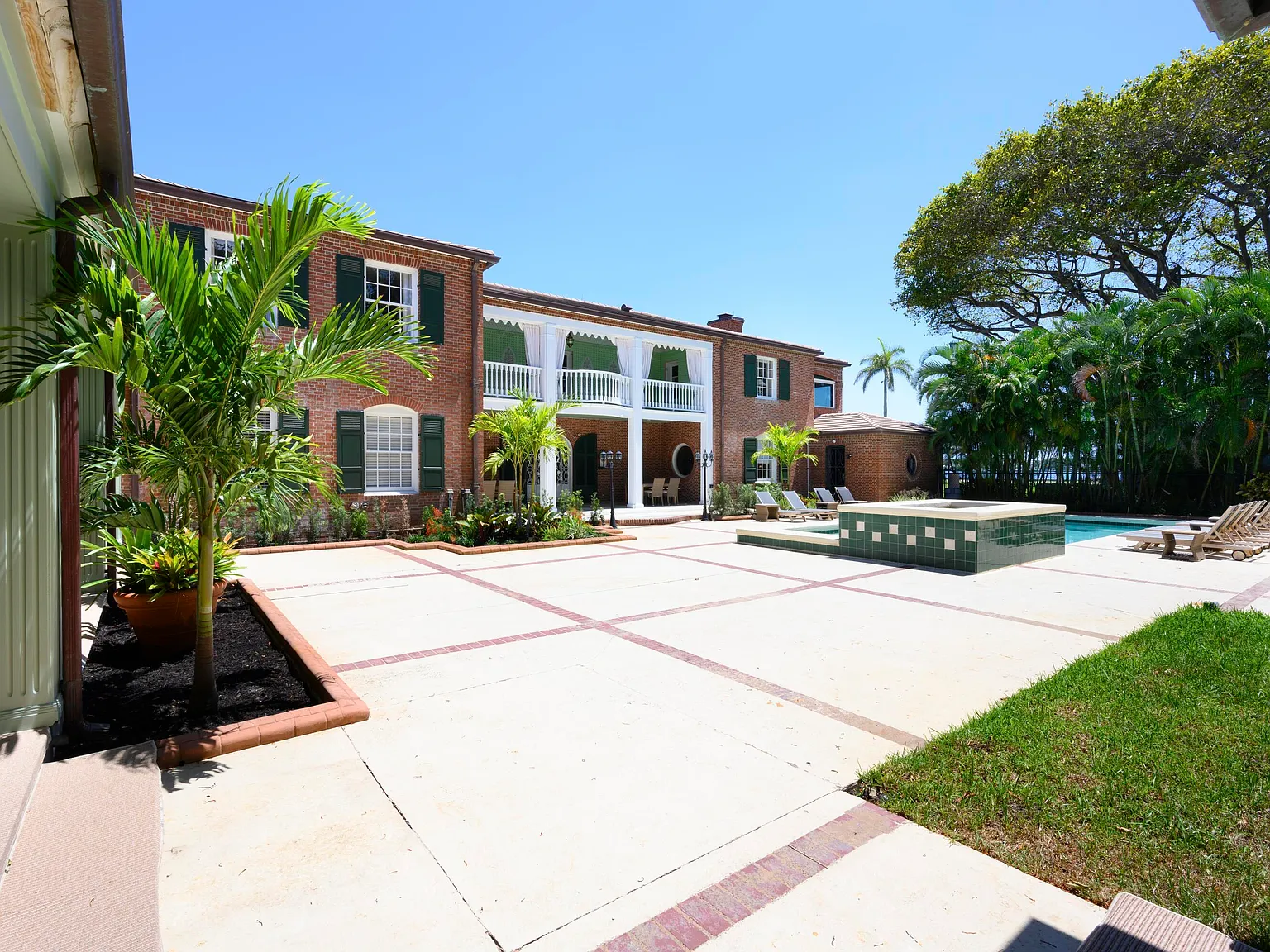 5 bed, 7.0 bath, 7706 sqft, $35,000 — Photo 2