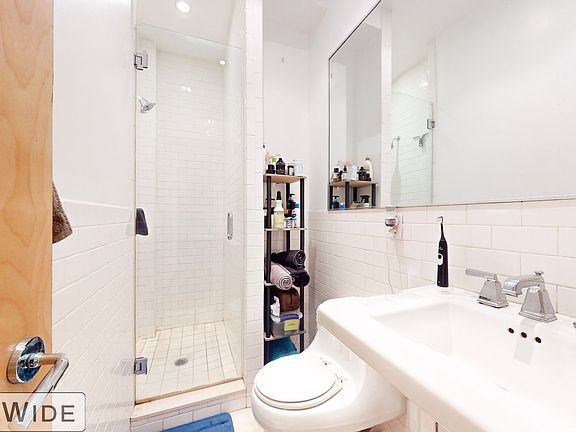 3rd image of 121 E 97th St APT 1W