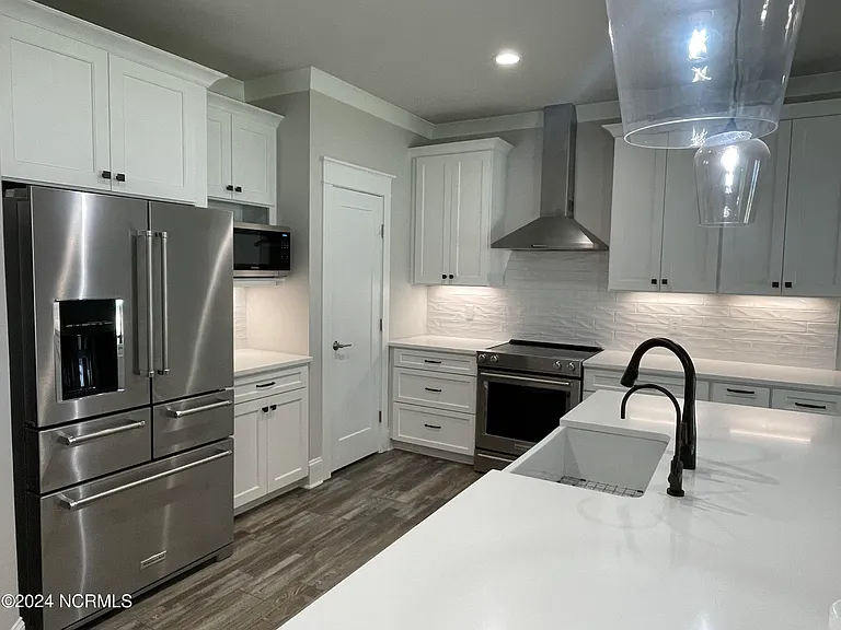 1267 Linden Rd — Photo 3