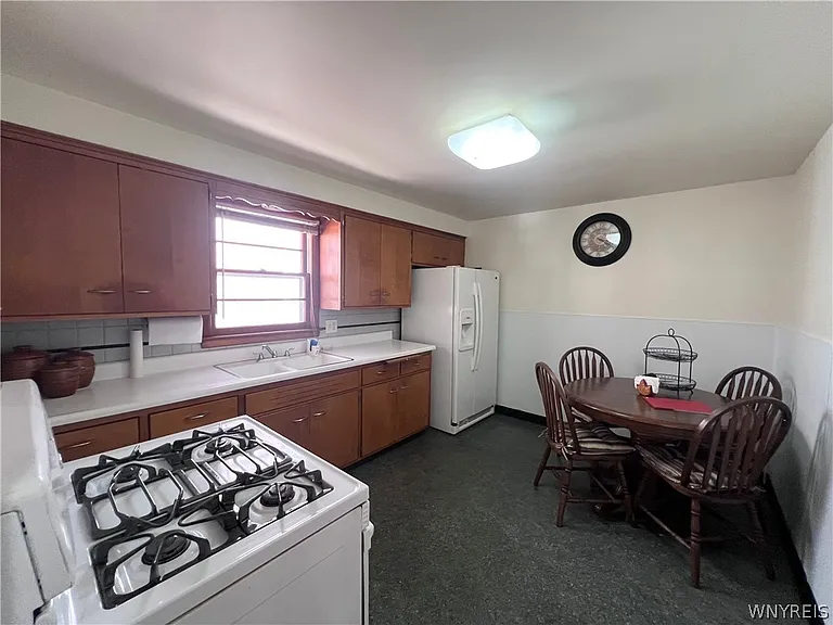 480 W Hazeltine Ave — Photo 2