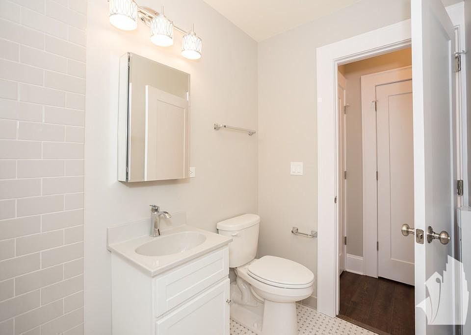 1st image of 821 W Lakeside Ave #406