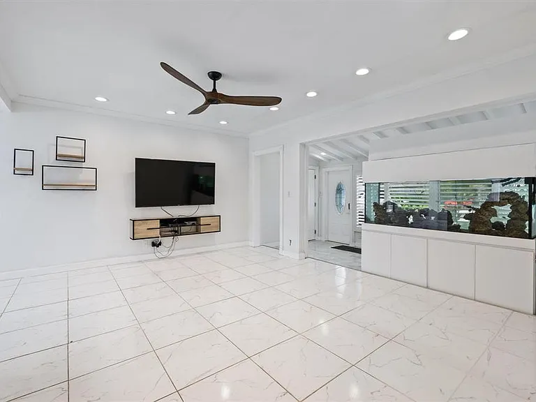 2440 SW 16th St — Photo 12