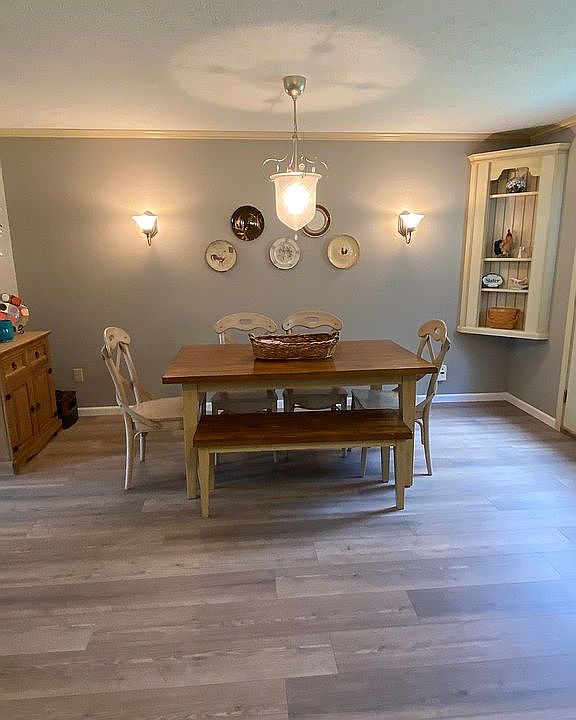 Beautiful eat-in dining