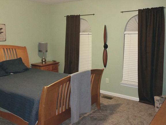Middle bedroom 