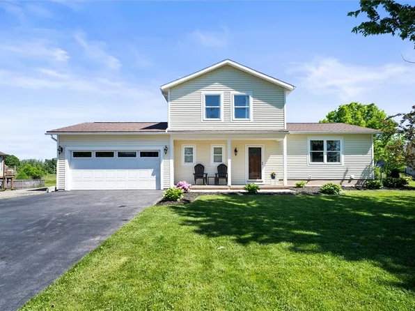 61 Woodstock Ln, Brockport, NY 14420
