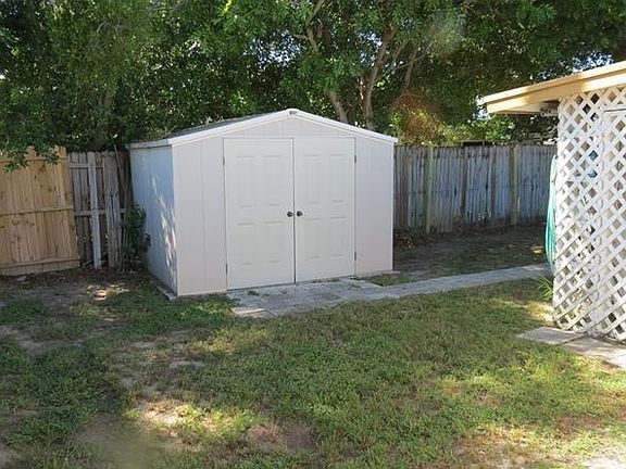 4th image of 2351 Roselawn Dr