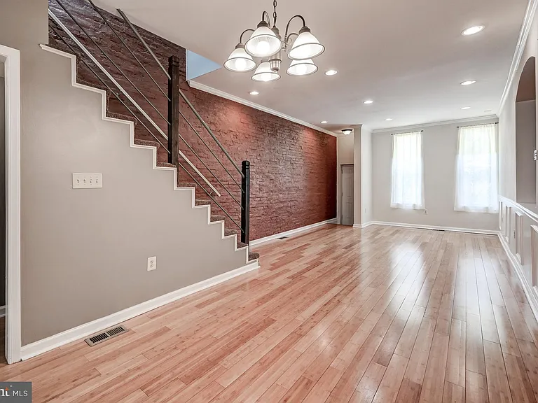 2103 E Madison St — Photo 5