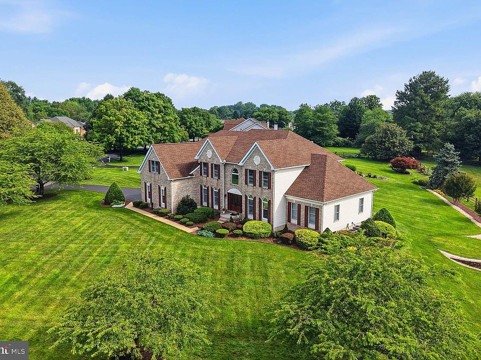 1st image of 28 W Periwinkle Ln