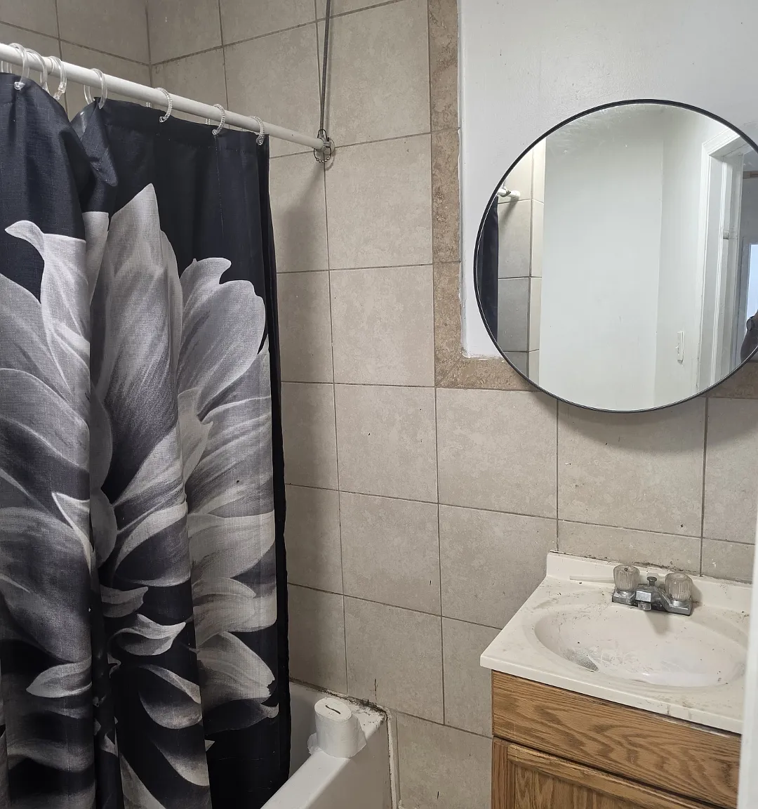 2445 W Oakdale St — Photo 2