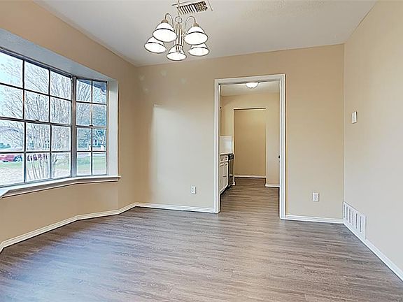 2nd image of 1909 Laurel Ln