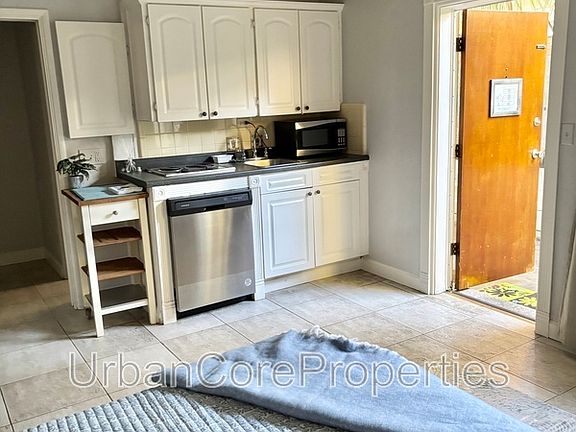 5th image of 206 9th Ave NE #8