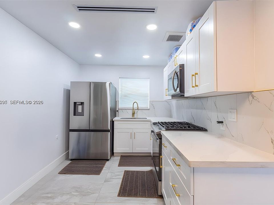 1st image of 233 W 39th Pl #0