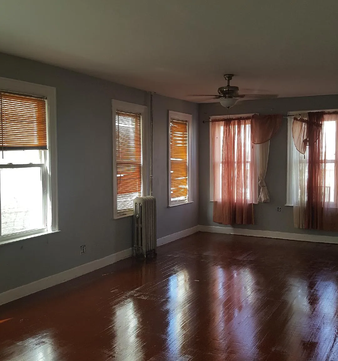 3 bed, 1.5 bath, 2300 sqft, $900 — Photo 1