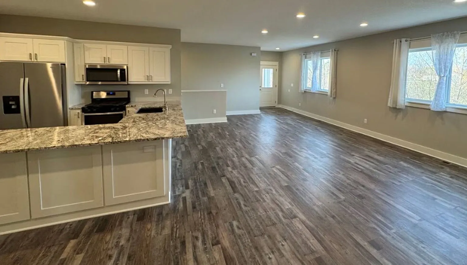 3 bed, 1.0 bath, 2019 sqft, $2,095 — Photo 3
