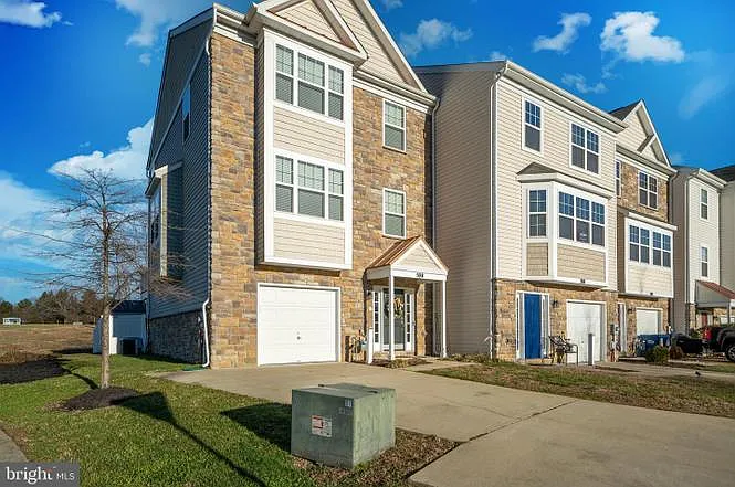 4 bed, 3.5 bath, 2795 sqft, $3,000 — Photo 1