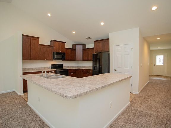 5th image of 165 Stratford Pl