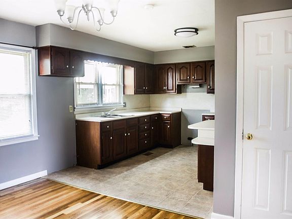 3rd image of 304 Overland Dr