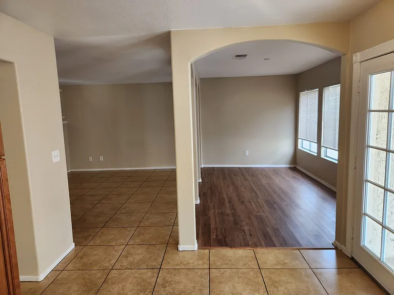 5724 Royal Castle Ln — Photo 4