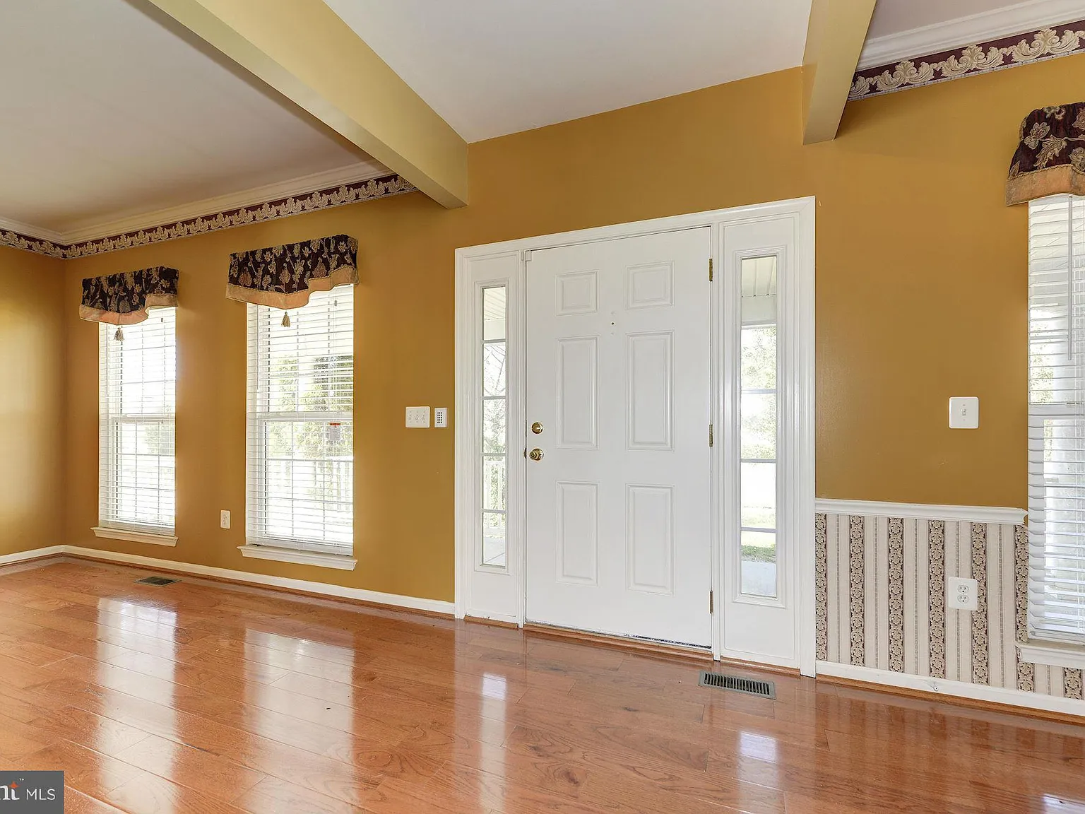 4 bed, 3.5 bath, 4846 sqft, $3,995 — Photo 2
