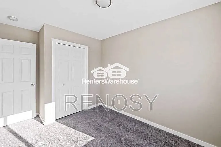 102 E Sycamore St — Photo 15