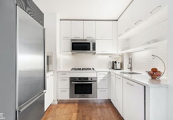 5th image of 635 W 42nd St APT 18K