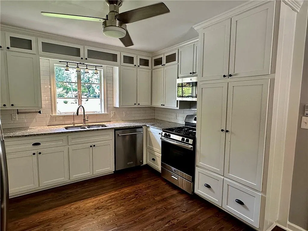 3 bed, 2.0 bath, 1392 sqft, $2,400 — Photo 4