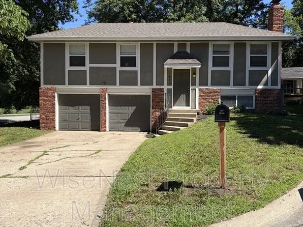 1820 E Cherokee Ln, Olathe, KS 66062