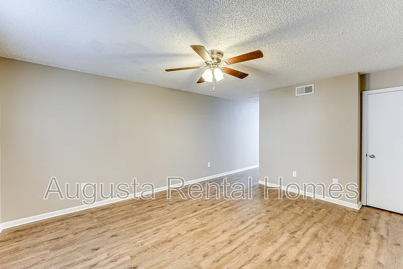 2 bed, 1.5 bath, 1005 sqft, $950 — Photo 2