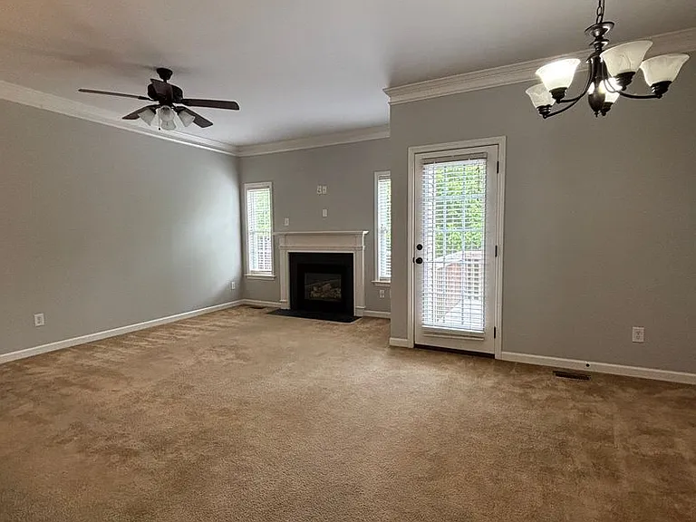 402 Beaumont Cir — Photo 4