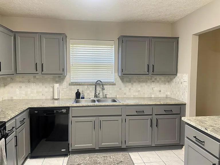 1219 Lynn Ln — Photo 3