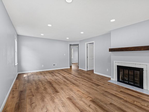 3rd image of 938 Locust Ave