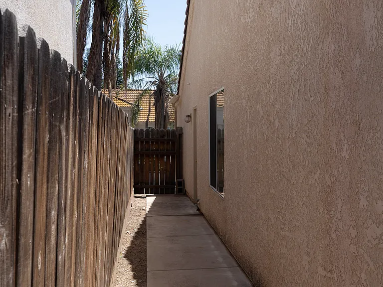 1044 E Manhattan Ave — Photo 28