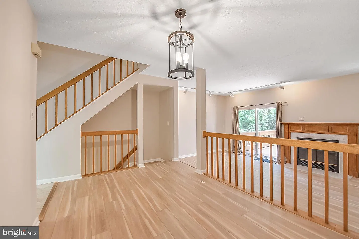 3 bed, 4.0 bath, 1865 sqft, $3,200 — Photo 3