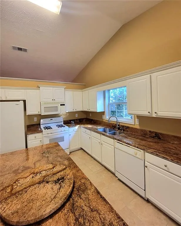 3 bed, 2.0 bath, 2354 sqft, $2,400 — Photo 3