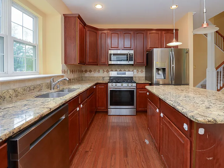 200 Rolling Hill Dr — Photo 13