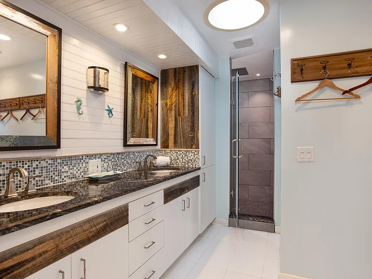 Primary Bathroom w/ walk in shower