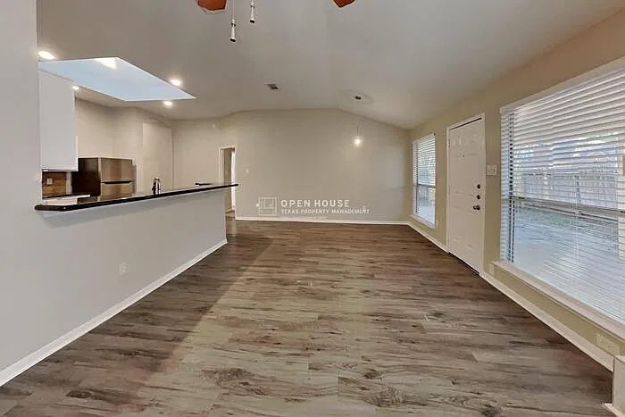 3 bed, 2.0 bath, 1940 sqft, $2,200 — Photo 4