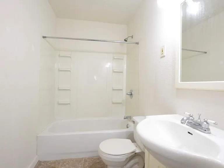 1612 W Hunt St — Photo 6
