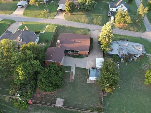 210 W Oak St, Binger, OK 73009