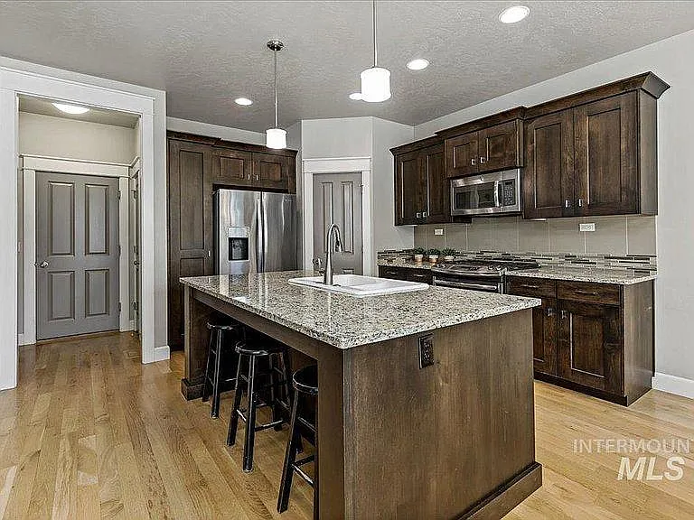 273 W Valentino St — Photo 2